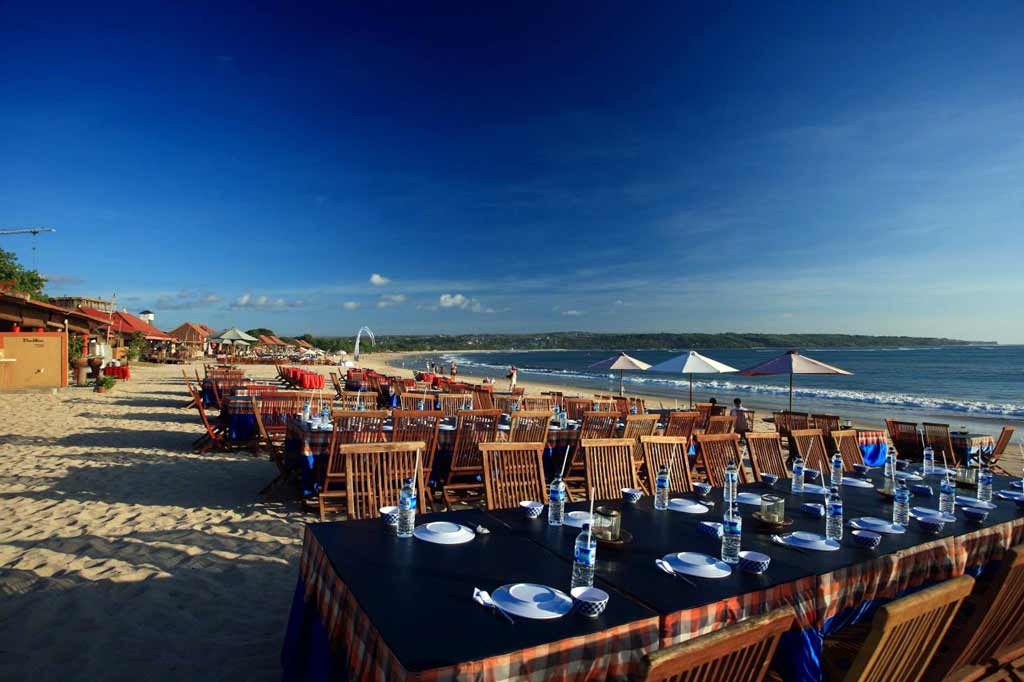 restoran terbuka di pantai jimbaran